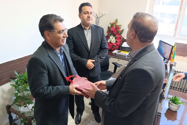 تجلیل فرماندار سرپل‌ذهاب از پرسنل فرمانداری به مناسبت ولادت حضرت علی (ع)