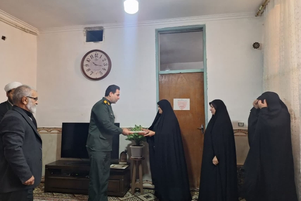 دیدار جانشین سپاه سرپل‌ذهاب با خانواده شهید علی‌جان عزیزی