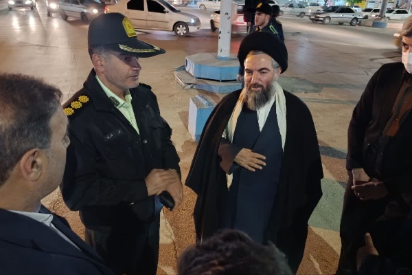 حضور امام جمعه و فرماندار سرپل‌ذهاب و جمعی از اعضای شورای تأمین در بین جمعی از حافظان امنیت