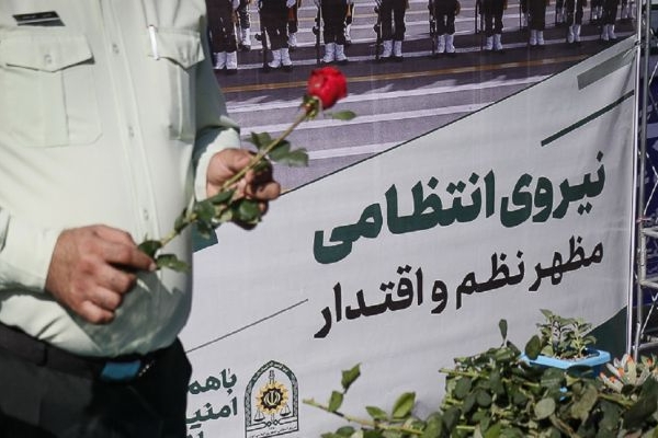 تقدیر نوجوانان کرمانشاهی از پلیس با اهدای گل