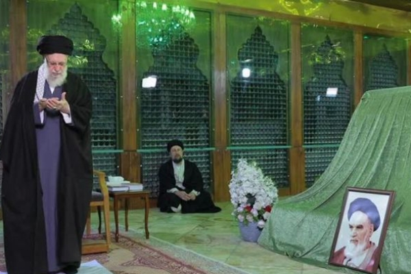 حضور رهبر انقلاب در حرم امام راحل