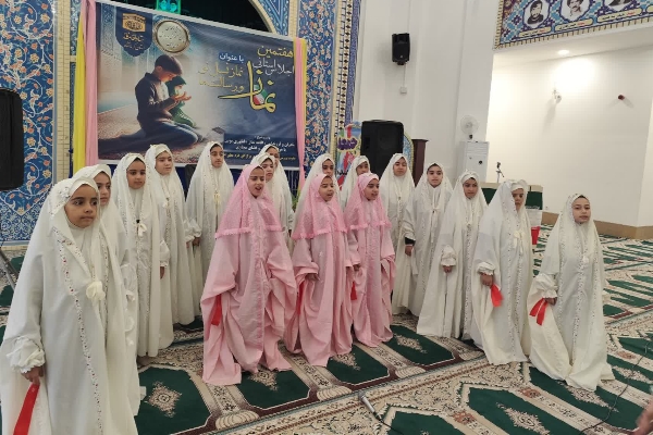 اجلاسیه نماز با حضور دانش‌آموزان سرپل‌ذهاب در حرم مطهر احمد بن اسحاق ره سرپل‌ذهاب