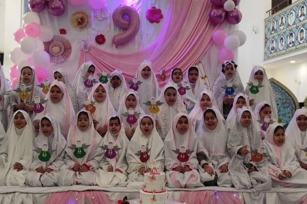 جشن تکلیف دانش آموزان دختر مدرسه  ۱۷ شهریور سرپل‌ذهاب برگزار شد