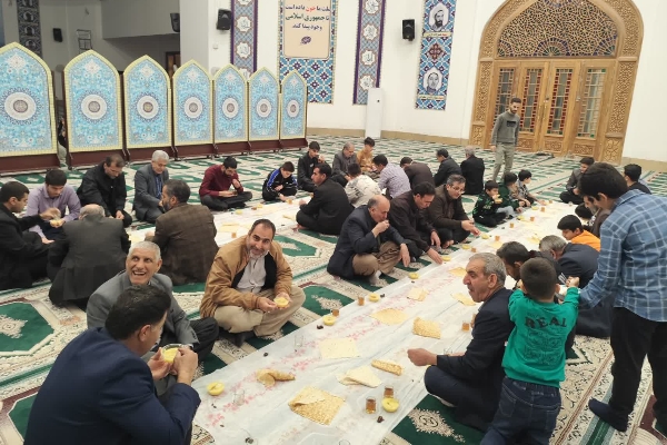 اقامه نماز جماعت مغرب و عشا در ششمین روز ماه مبارک رمضان