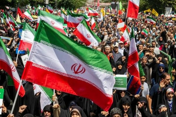 پرچم نماد هویت و تمامیت ارضی ایران است