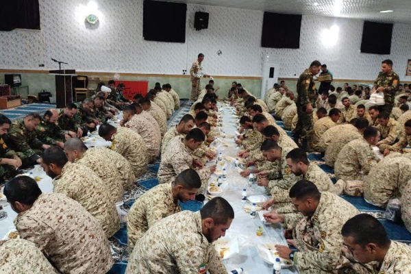 برپایی نماز جماعت و سفره افطار در تیپ ۷۱ پیاده مکانیزه پادگان ابوذر با حضور فرماندهان و سربازان