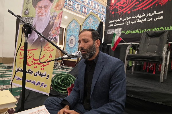 برگزاری محفل انس با قرآن در جوار حرم احمد بن اسحاق(ره) سرپل‌ذهاب