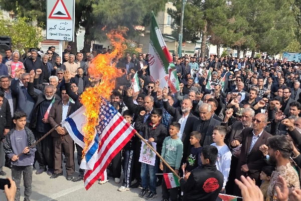 پرچم آمریکا و اسرائیل در آتش خشم مردم استکبارستیز سرپل‌ذهاب سوخت