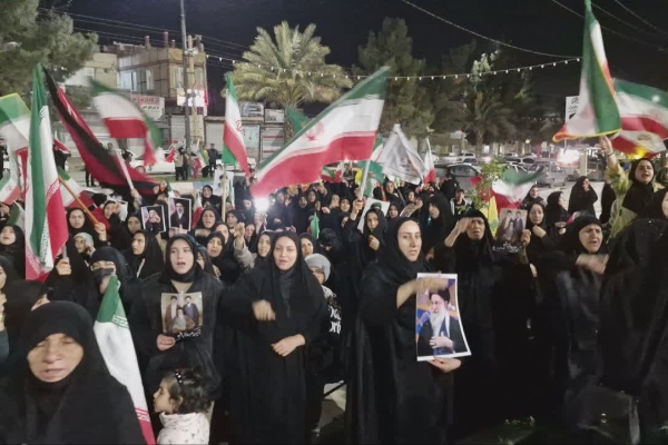 تجمع شبانه مردم همیشه در صحنه ‌و ولایتمدار سرپلذهاب در خونخواهی رهبر شهید