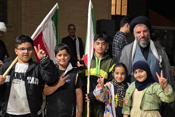 تجمع شبانه مردم شهرستان سرپلذهاب؛ دفاع از ایران، بیعت با رهبر انقلاب