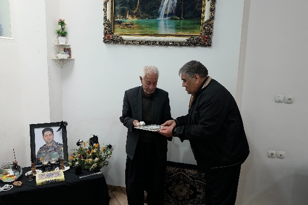 دیدار رئیس فراکسیون ایثارگران مجلس با خانواده دو شهید؛ تجلیل از صبر، تأکید بر نقش شهدا در اقتدار ملی