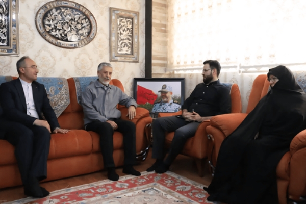 دیدار دریادار سیاری با خانواده شهید عزیز نصیرزاده
