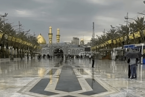 بارش رحمت الهی در کربلا؛ زائران زیر باران دعا کردند
