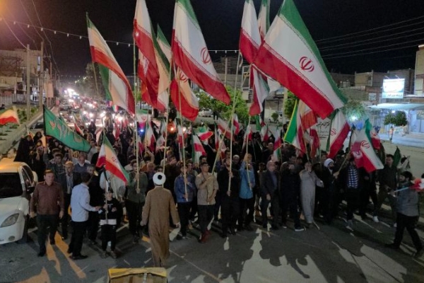 پرچم برافراشته ایران در کاروان خودرویی سرپل‌ذهاب