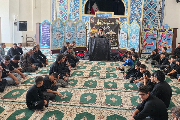 سوگواره «احلی من العسل» با حضور نوجوانان حسینی در حرم احمدبن اسحاق(ره) سرپل‌ذهاب برگزار شد