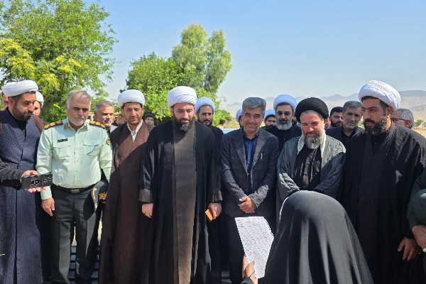ادای احترام مسئولان به مقام شامخ شهدای گیلان‌غرب پیش از آیین معارفه امام جمعه جدید