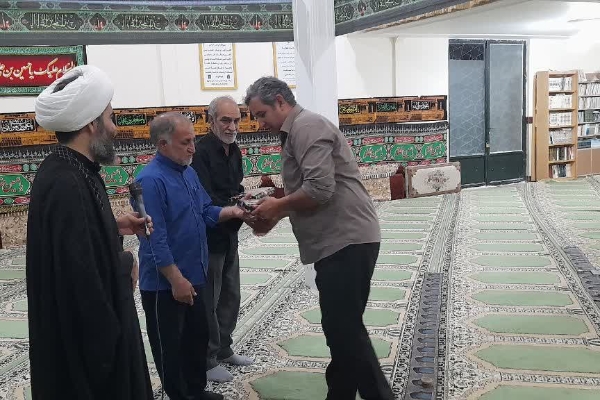 تجلیل از سجاد حیدری و محمدمهدی بدری در مسجد حضرت ابوالفضل‌العباس(ع) شهرک جهاد سرپل‌ذهاب