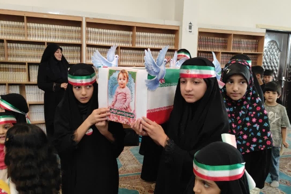 «دستِ کوچک، بدرقه‌ای بزرگ»؛ اشک و حماسه در حسینیه امام خامنه‌ای سرپل‌ذهاب